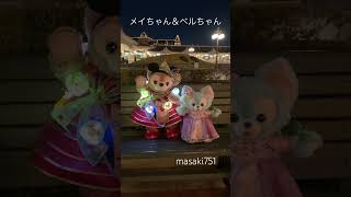 ディズニーランド　エントランスでたたずむメイちゃん＆ベルちゃん