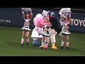 2011 11 02 つば九郎がチアドラと踊る