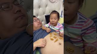 Eating instant noodles with dad Recording babies Men taking care of babies series My cute little