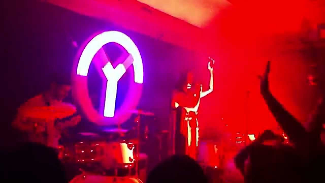 YELLE - Complètement Fou - LIVE Kantine Am Berghain Berlin 2014 - YouTube