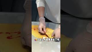 街头偶遇草莓布蕾可丽饼，甜品脑袋的我爱住了 #上海美食 #路边摊美味