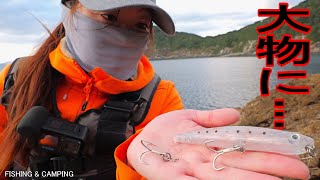 [Trouble Occurred!!] A woman was fishing in the winter sea when a big fish destroyed her lure...