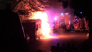 Roma, proteste a Torre Maura contro l'arrivo dei rom: incendiata un'auto