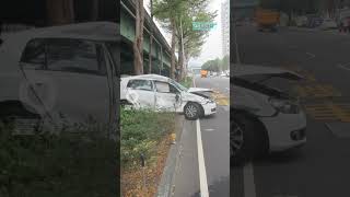 【擊落片】轎車衝衝衝闖紅燈遭貨車擊落　2駕駛受傷！撞擊畫面曝光｜壹蘋新聞網 #shorts