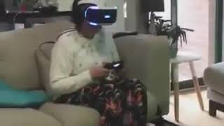 عجوز اول مره تلعب VR شوفو ايش حصل؟!😂