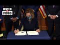 Nancy Pelosi signs article of impeachment against Trump