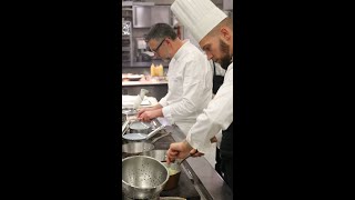 Rush dans les cuisines de notre restaurant La Cabro d'Or - Baumanière Les Baux-de-Provence #Shorts