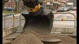 Roadwork, refills with engcon tiltrotator and grading bucket