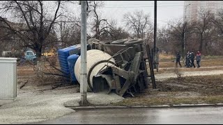 Бешеная бетономешалка без тормозов чуть не выбила \