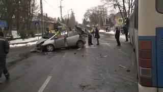 Busszal ütközött egy személyautó Pécsett