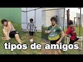 Tipos de amigos jogando bola na rua