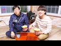 eng 난생 처음 핵불닭볶음면을 먹어본 할머니와 가족들의 반응은 mukbang_challanging the most spicy ramyon 공대생네 가족