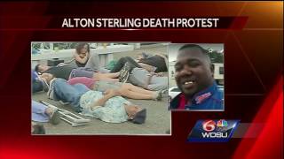 Demonstrators hold 'die-in' at NOPD HQ