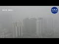 香港6日凌晨天降暴雨逾7小時，雲對地閃電逾萬次，民呼：天降異象。凌晨近3時，天文台發出3年來首次黑色暴雨警告信號，一度警告山洪暴發，多區出現水浸，所有學校上午停課。 香港大紀元新唐人聯合新聞頻道