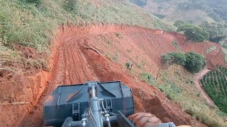 Continuando cortando estrada no barranco íngreme com a pá carregadeira Hyundai 745