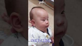 赤ちゃんにげっぷをさせる #赤ちゃん #baby #生後3ヶ月 #可愛い #ゲップ #背中 #トントン #食後 #吐き戻し予防