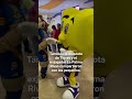 jugadores de tigres visitan a niños en el crit de san antonio tigresuanl