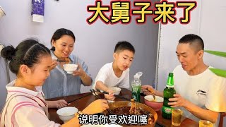 大舅子来了，姐夫赶紧安排美食招待，一家人难得聚一起