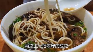 深夜食堂：灯火阑珊处，一碗面温暖城市夜归人。