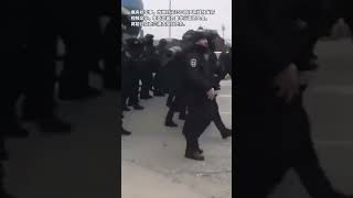 一边是车臣武装力量将赴乌克兰执行任务。另一边，乌克兰军队当街给民众发武器…