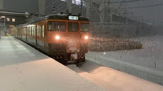 雪の中を走る弥彦線115系