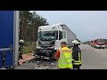 Schwerer LKW Unfall am Stauende. LKW fährt nahezu ungebremst auf anderen LKW und verteilt sich