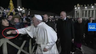 : Papst Franziskus schlägt aufdringlicher Anhängerin auf die Hand