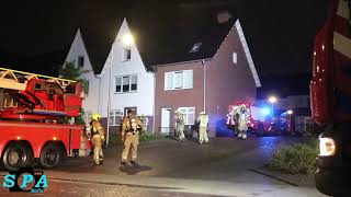 Brandweer doet onderzoek naar blikseminslag in woning Abe Bonnemastraat in Bergschenhoek