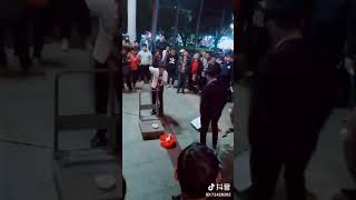 街头卖艺疯子“瘦哥”上抖音后……画风剧变