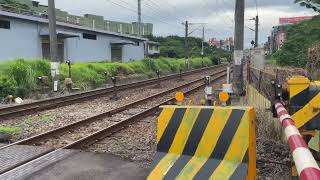 1212次EMU900型區間車往基隆通過內壢遠東路平交道