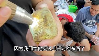 4个亿缅币的莫西沙是什么样子，冰种发黑的木那手镯料怎么打价