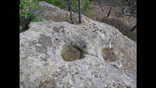 Áldozószikla, dolmen és  rovásjel valahol Magyarországon.1. rész: Az áldozószikla