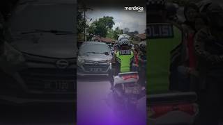 Polisi Pukul Mundur Mobil Nekat Lawan Arah #merdekadotcom #viralshort #mudik2023