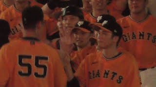 ２m越えの秋広の頭をポンポン撫でる坂本勇人