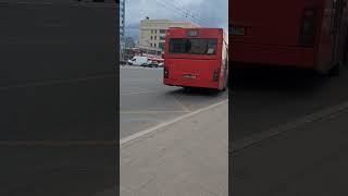 Автобус Р212АК116 уезжает с ост. Ст. Метро Г. Тукая в Казани.