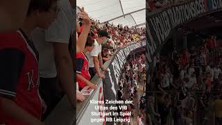 Ultras des VfB Stuttgart. Auf dem Banner stand: Ein Block voller traditionsloser Bastarde.