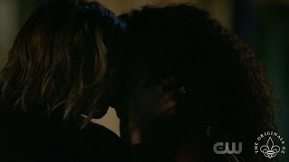 The Originals 4x07 Freya and Keelin kiss