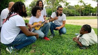 InovaSamba canta no parque para moça dormindo!