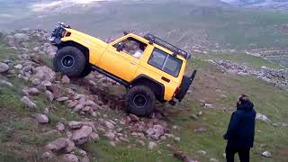 Toyota Land Cruiser FJ70 - Rocks Climbing