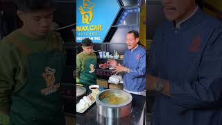 Phở bò - Nêm gia vị trong lúc hầm xương