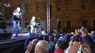 Nomadi in piazza Roma a Modena: il gran finale con "Vagabondo"