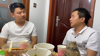 农村小伙跟晨晨二哥喝酒喝到哭，小超只有过3个月母爱，我媳妇不来了【小超的农村事】