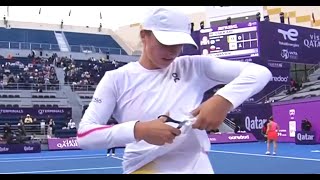 ŚWIĄTEK USES SCISSORS DELAYING SAKKARI ON SERVE | QATAR OPEN R32 FEBRUARY 10, 2025