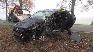 Auto botst op vrachtwagen en slaat over de kop