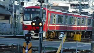 京急線金沢八景駅手前の踏切を、上り6両編成エアポート急行羽田空港行き1500形の電車とすれ違い様に、下り特急三崎口行き1000形の電車が通過！