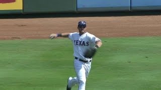 OAK@TEX: Gentry tracks down a line drive in the gap