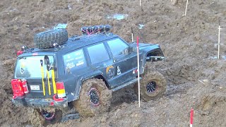 COOL RC CRAWLER AT THE HEAVY TERRAIN! 4x4 JEEP IN MUD! REELY FREE MEN IN ACTION