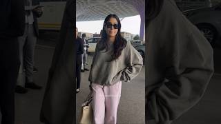 #janhvikapoor nails her comfy look at #mumbai #airport #shorts #bollywood #actress