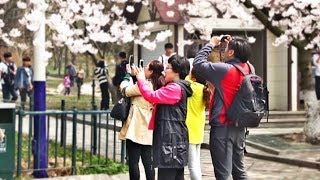 街头恶搞：中国小伙为路人拍照，没想到相机竟然会喷水！