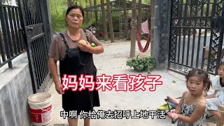 今天妈妈突然给孩子们买药，真是太出乎意料了，可是依依却不愿意